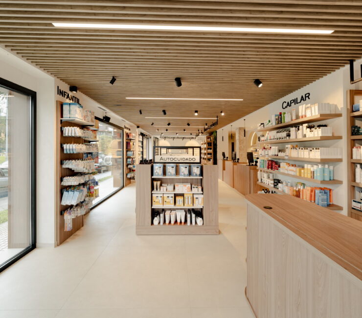 25_AI66_AI66 maaf estudio presenta su nuevo proyecto de farmacia en Astillero (Cantabria), transformando una antigua sucursal bancaria