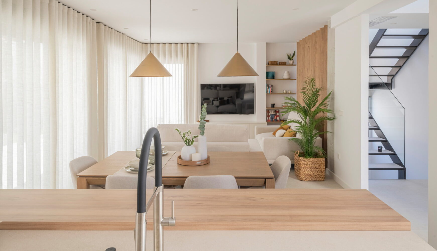 13_LP54_LP54 Una vivienda unifamiliar de obra nueva con jardín, piscina y un estilo sereno y natural