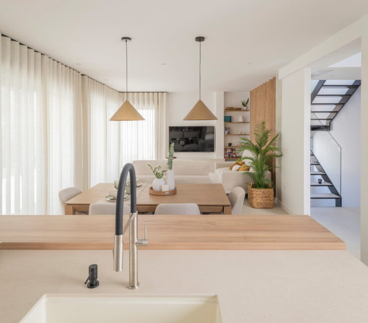 13_LP54_LP54 Una vivienda unifamiliar de obra nueva con jardín, piscina y un estilo sereno y natural