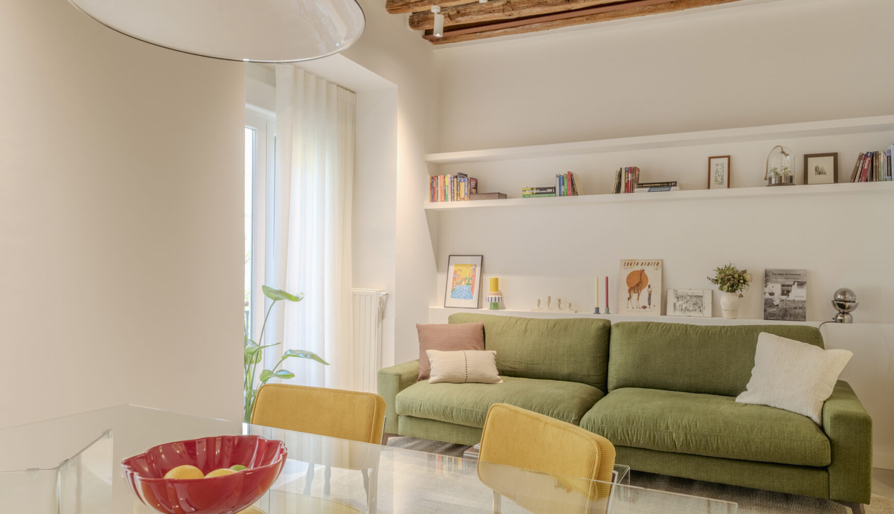 Un colorido piso funcional en Malasaña que optimiza cada metro